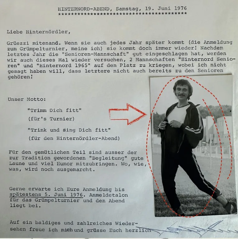 Ein Mann im Trainingsanzug. Auf einer Karte mit Text.